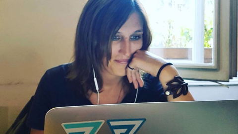 7in7 co-founder Kyrie Melnyck on her laptop